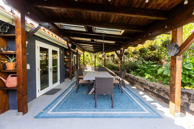 Building Photo - ***FULLY FURNISHED/Or Unfurnished 3 bed, 2...