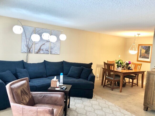 Foto del edificio - Lovely, Rare Downtown Edmonds Condo,Pet(s)