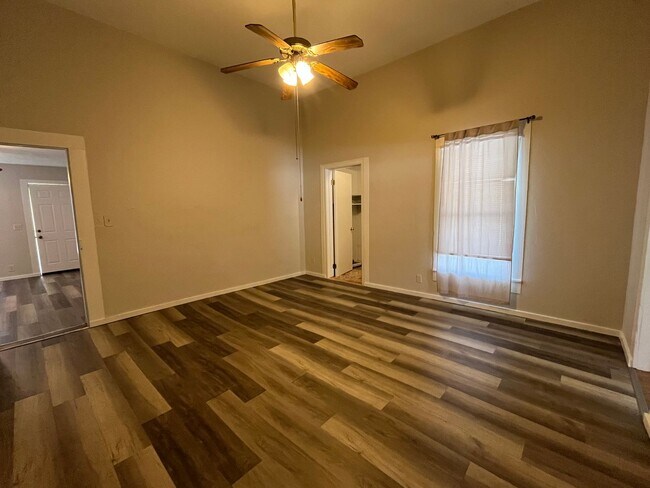Foto del edificio - Charming 2 Bedroom  "Century Home" near do...