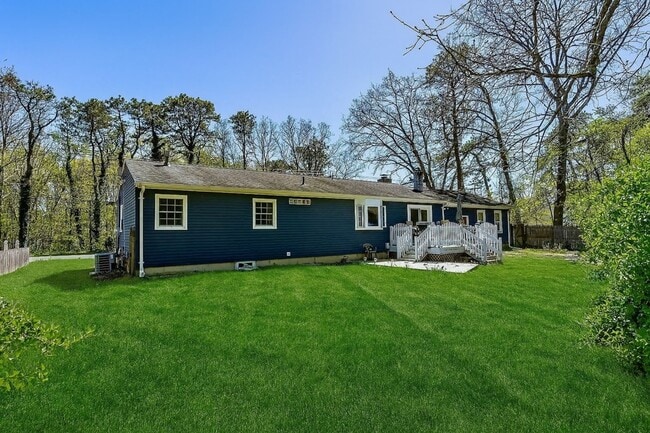 Building Photo - Charming & Cozy Ranch with Spacious Backya...