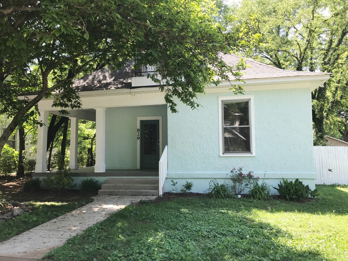 Primary Photo - 829 N Spring St