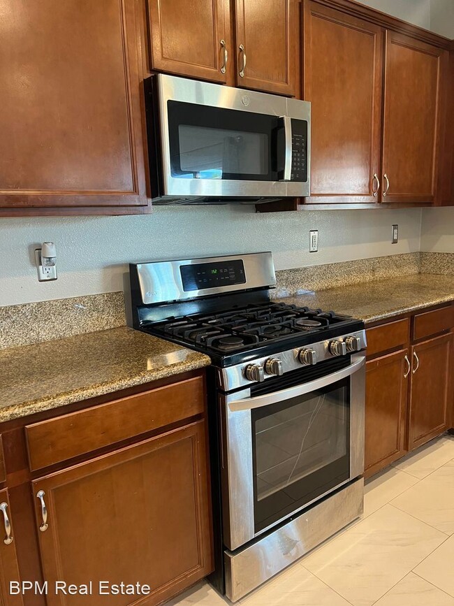 Building Photo - 5 br, 3 bath House - 10614 Pointe Royal Dr