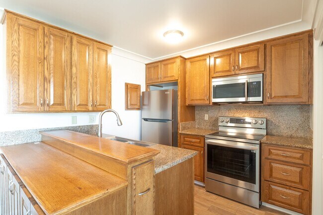 Foto del edificio - 2 Bedroom + 1 Bathroom Condo  | Marina Village | Port Hueneme | Unfurnished