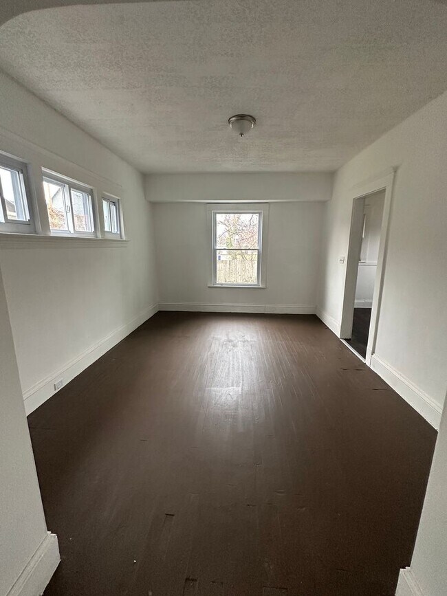 Building Photo - Cleveland East Side 4 Bedroom