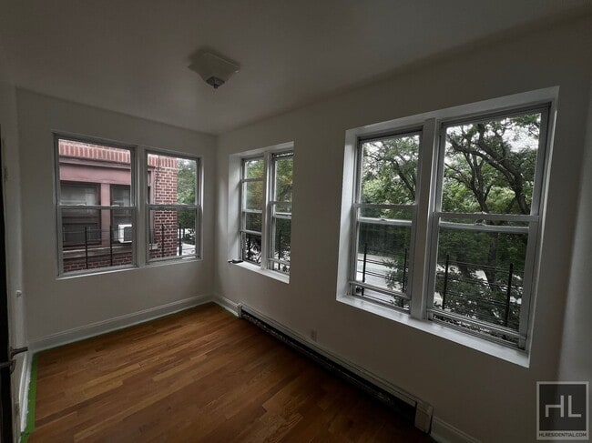 Building Photo - Spacious Fully Renovated 4-Bedroom in Sout...