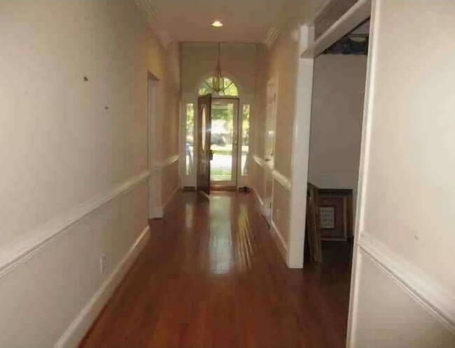 Building Photo - 3-bedroom, 2-bathroom home located in Gree...