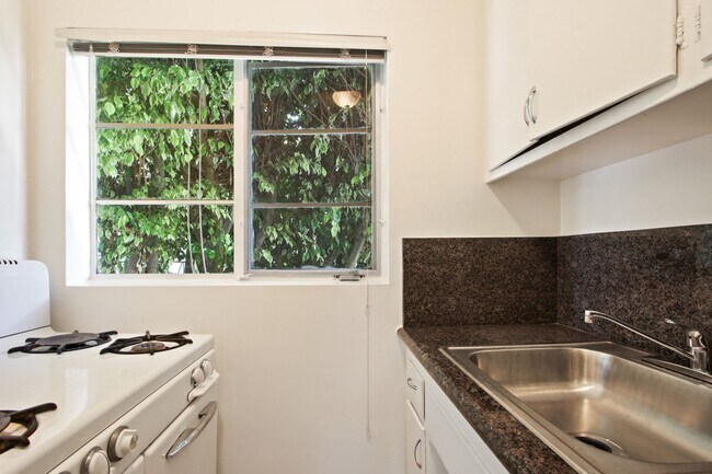 Building Photo - 10908 Santa Monica Blvd