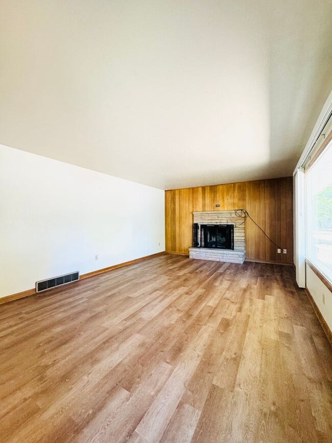 Building Photo - Spacious 4 bedroom 2 bath Ranch Style House In Fort Collins