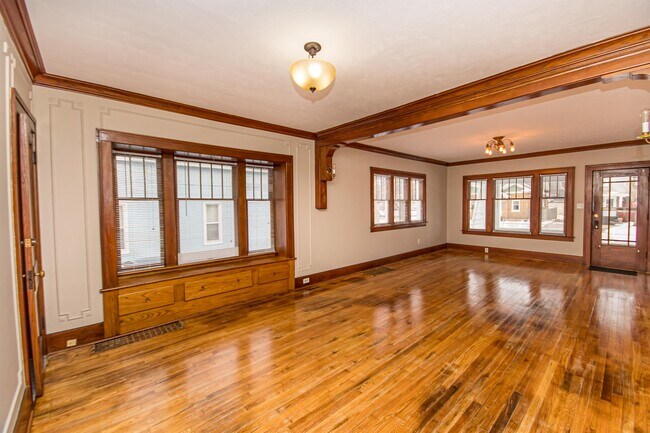 Building Photo - 560 College Ave