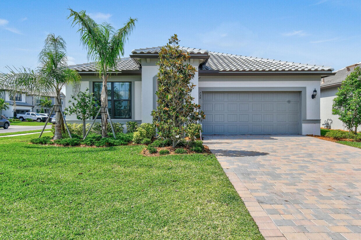 Foto principal - 758 SE Courances Dr