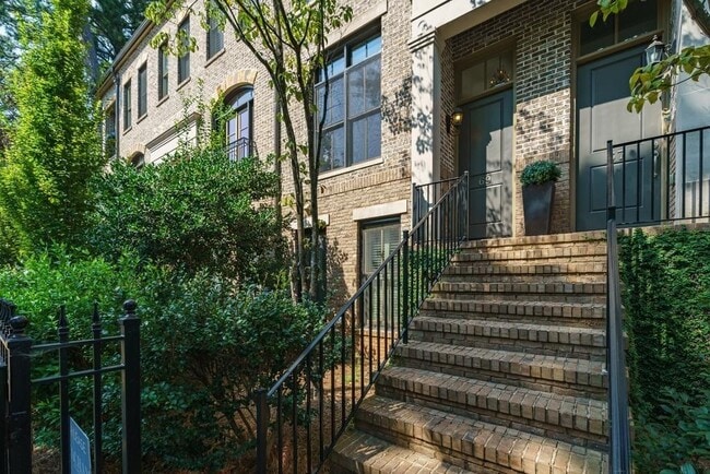 Foto del edificio - 69 Honour Ave NW