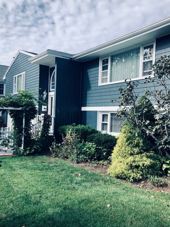 Building Photo - 8 Rock Cliff Rd Building Photo - 8 Rock Cliff Rd