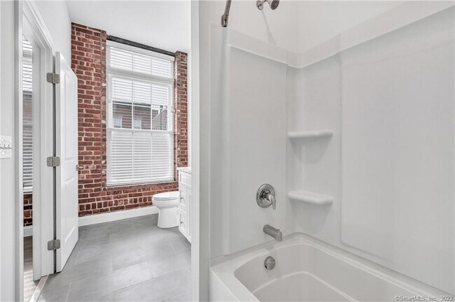 Building Photo - 475 Howe Ave