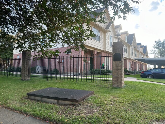 Foto del edificio - 2710 Grants Lake Blvd