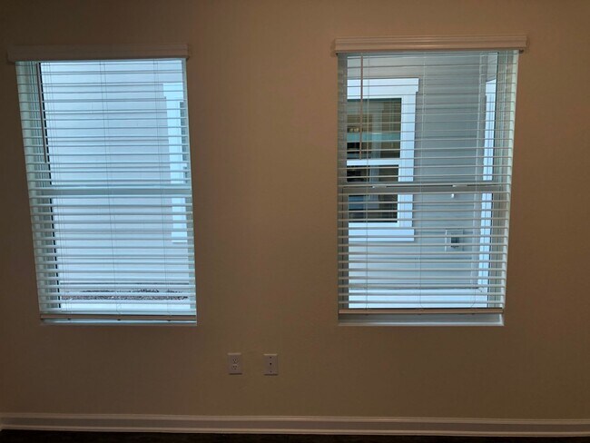 Building Photo - 3 bedroom 2.5 bath Townhome with 1 car garage