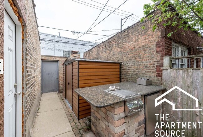 Building Photo - 5921 N Artesian Ave