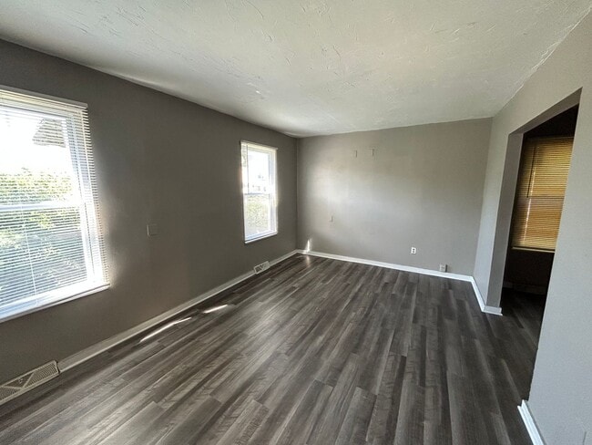 Building Photo - 3 Bed, 2 Bath House!