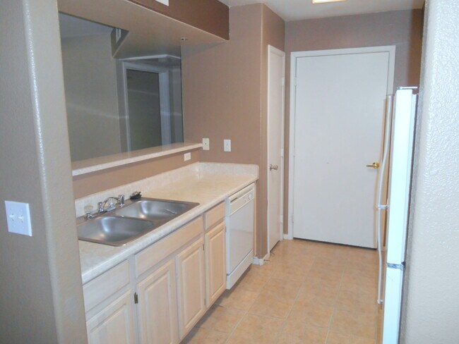 Building Photo - Convenient 1st Floor Condo in Gated Commun...