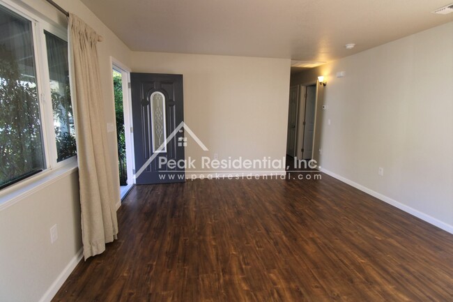 Foto del edificio - Updated 2bd/1ba Orangevale Duplex with Gar...