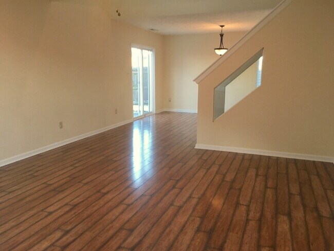 Building Photo - Welcome home to this charming 3-bedroom, 2.5-bath home with a loft in the desirable Village Pines...