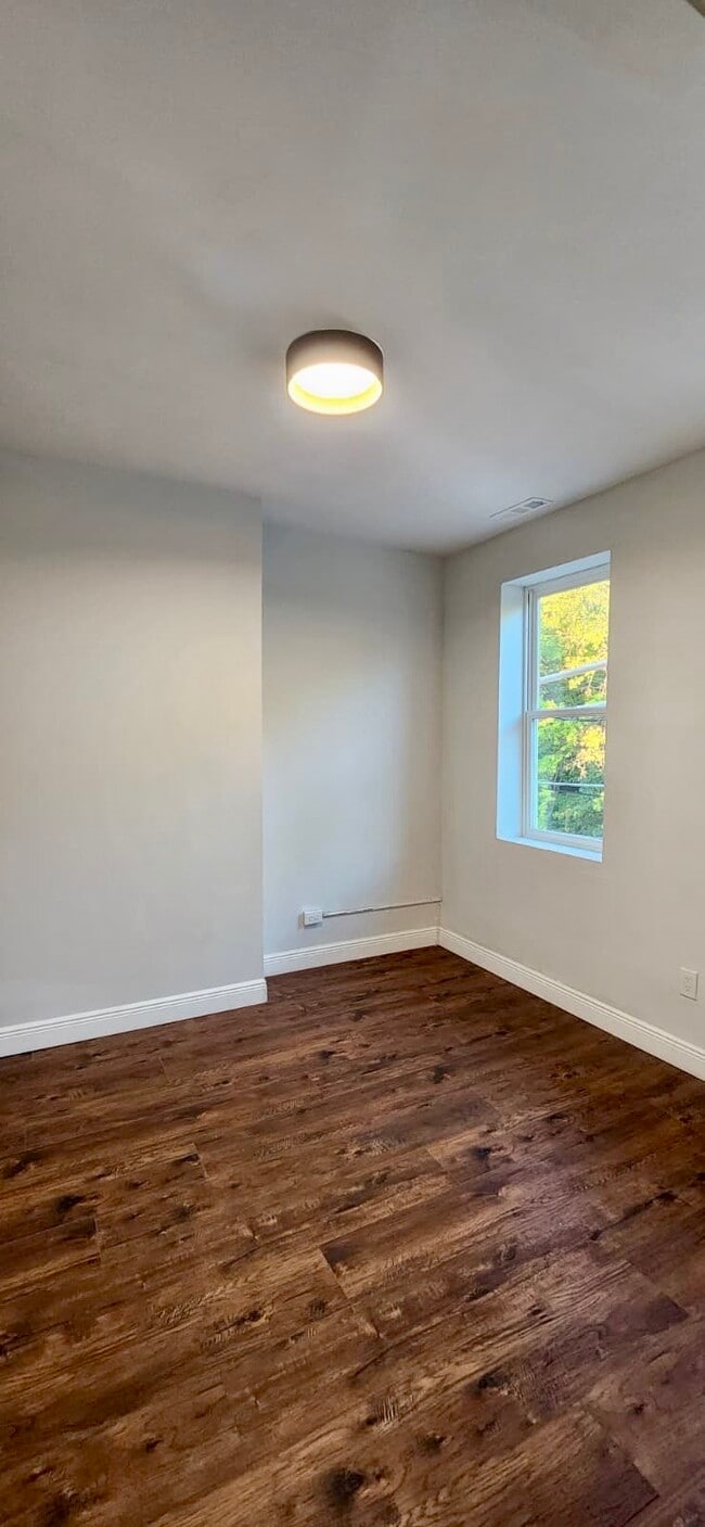 Building Photo - 39 E Clifton Ave