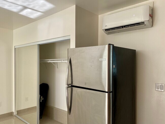 Foto del edificio - 16436 Chatsworth St
