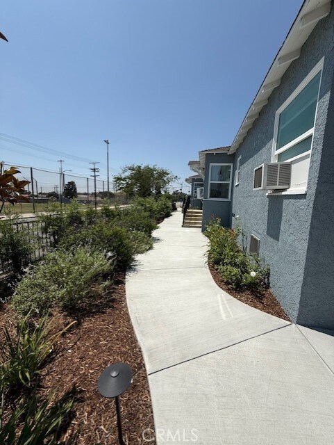 Foto del edificio - 1000 N Glenoaks Blvd