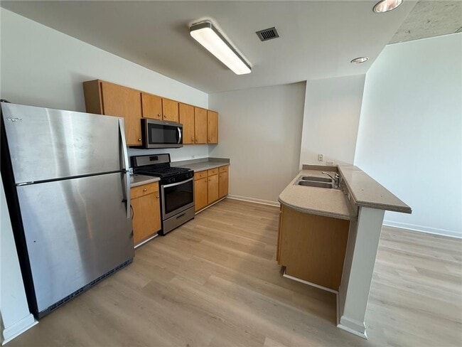 Building Photo - 115 W Peachtree Pl NW