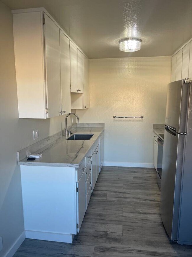 Foto del edificio - 528 Grand Ave