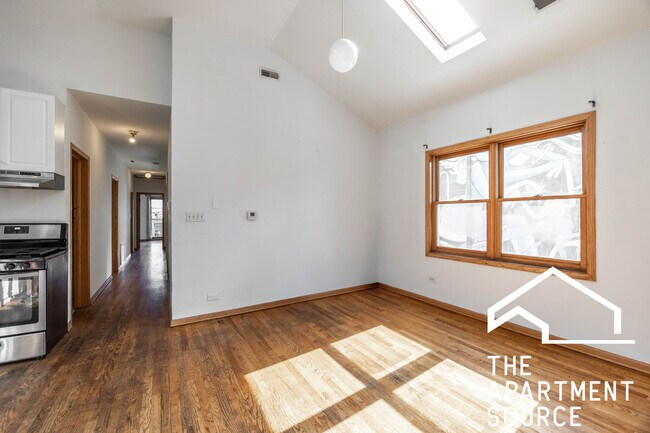 Foto del edificio - 817 N Milwaukee Ave