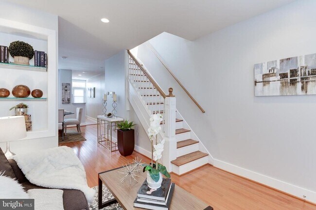 Foto del edificio - Gorgeous Rowhome Walking Distance to Colum...