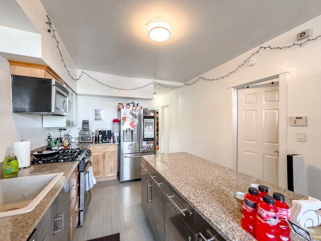 Building Photo - 3245 N Lakewood Ave