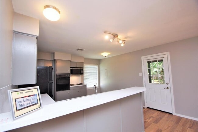 Building Photo - 3202 Barton View Dr