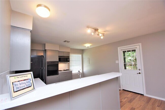 Foto del edificio - 3202 Barton View Dr