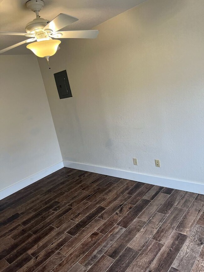 Building Photo - Move in ready!