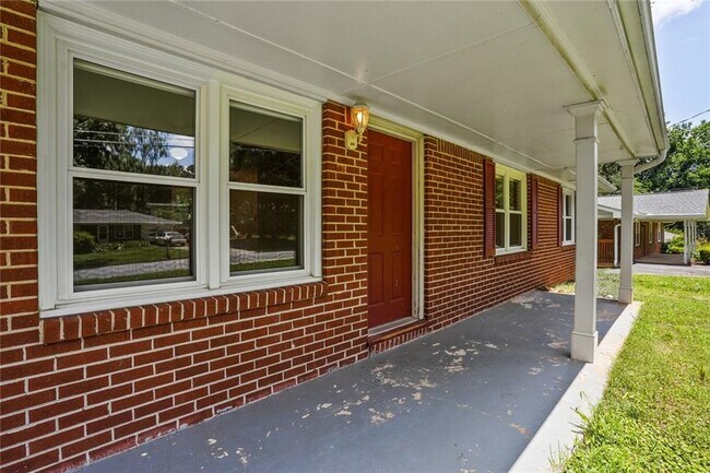 Foto del edificio - 2416 Lakewood Dr NW