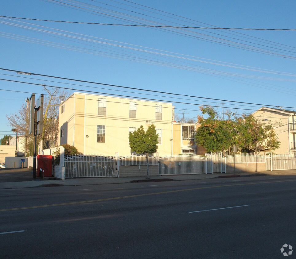 Foto del edificio - 5225 Cahuenga Blvd