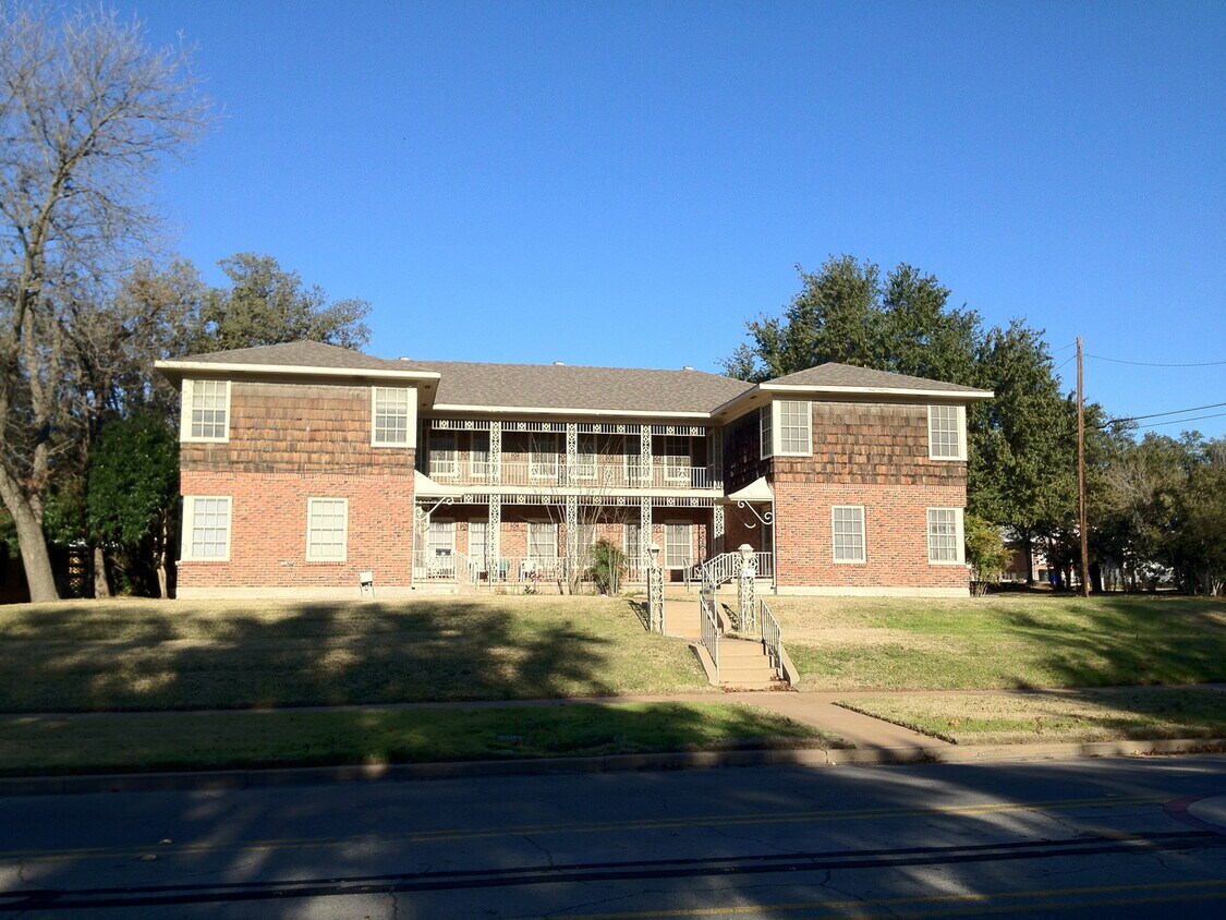 Primary Photo - Apartment *UPSTAIRS* LEASING SPECIAL AVAIL...