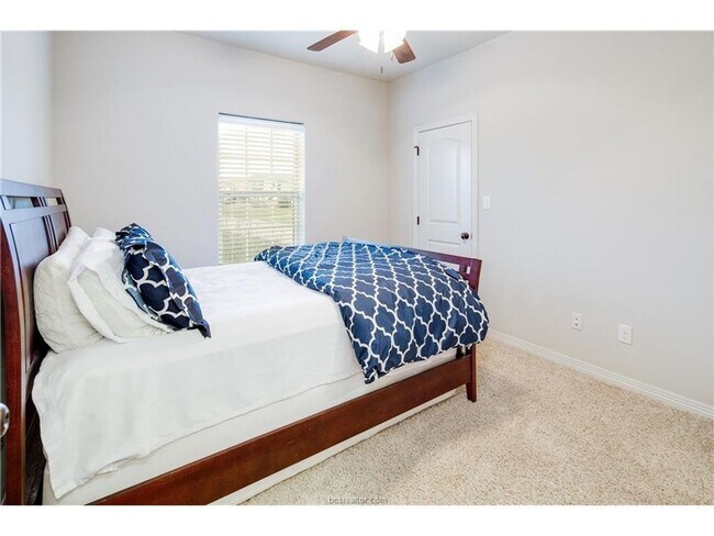 Foto del edificio - August 2025 Move In! Beautiful 3 Bed, 3.5 ...