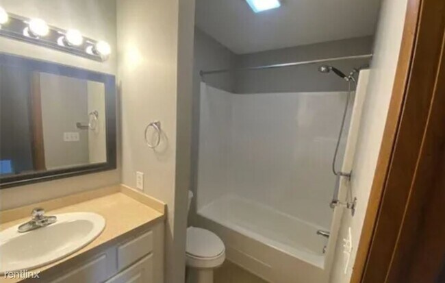 Building Photo - 3 br, 1.5 bath Duplex - 5843 Cresthaven La...