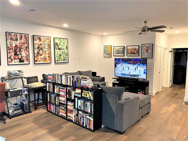 Foto del edificio - 1615 E 7th St