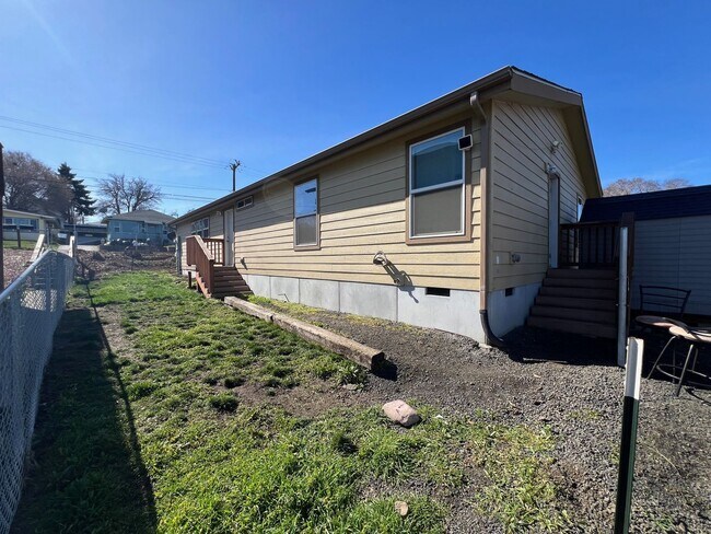 Building Photo - Beautiful Newer Home