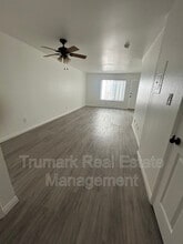 Building Photo - 1122 E Elk Ave