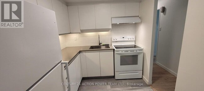 Building Photo - 555-1555 Brittany Dr