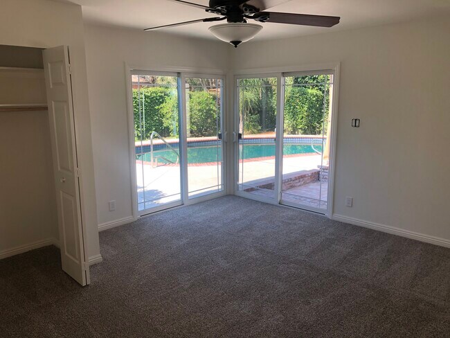Master bedroom - 633 N Priscilla Ln
