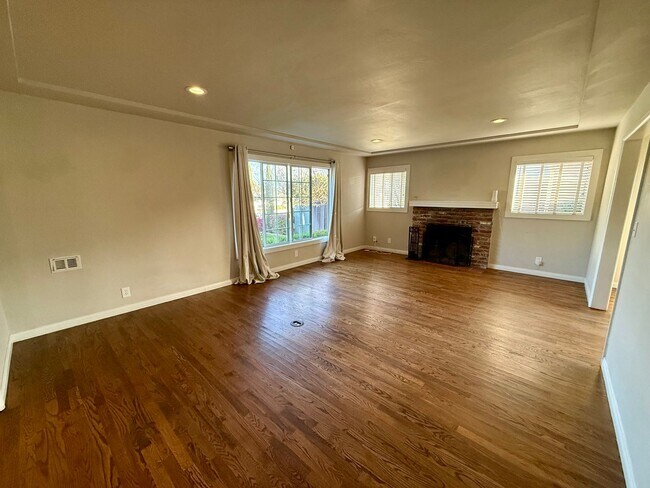 Building Photo - Flexible Living 4 Bedroom Home with Pool & Garage