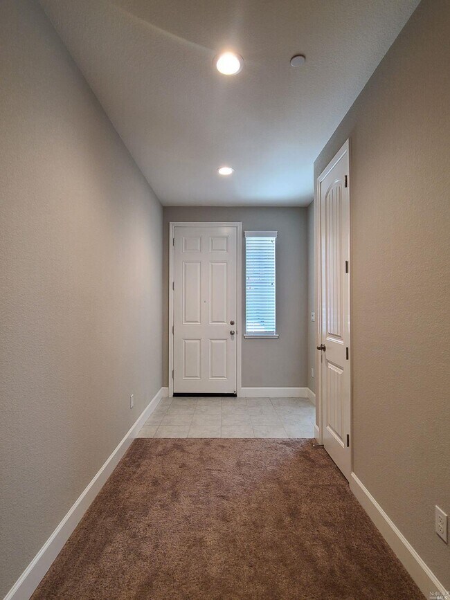 Building Photo - 348 Heron Way