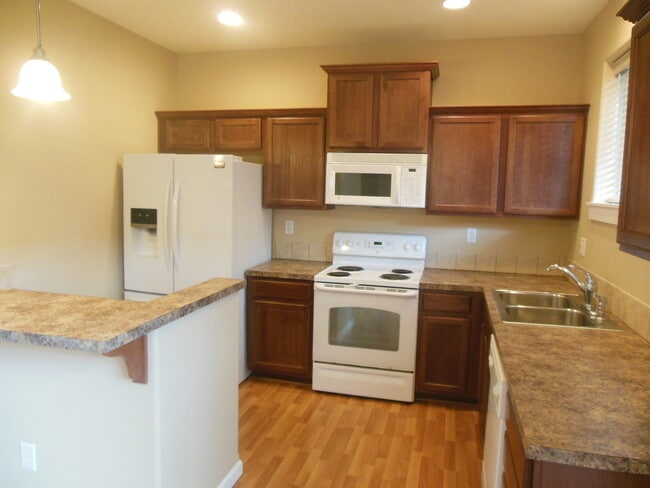 Building Photo - Beautiful Nicely Maintained Two Level Home...