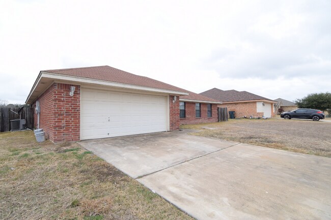 Building Photo - 203 Cedar Ridge Dr