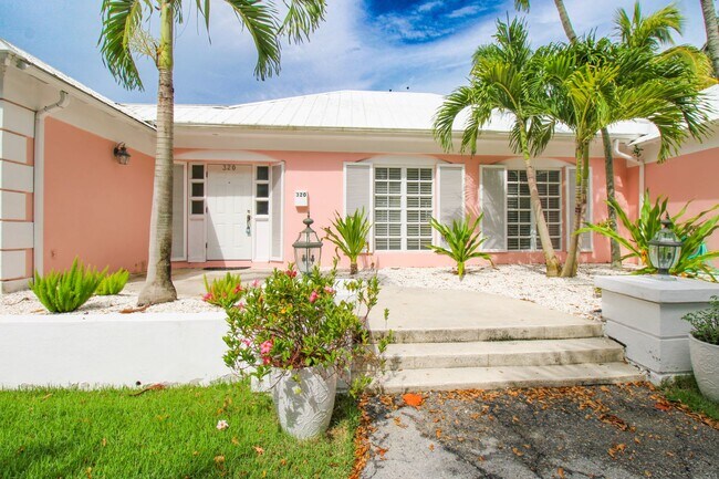 Building Photo - ***DOWNTOWN***OLDE NAPLES***BEACH IS JUST A FEW STEPS FROM FRONT DOOR***4 BEDS/ 3 BATHS***FURNISH...